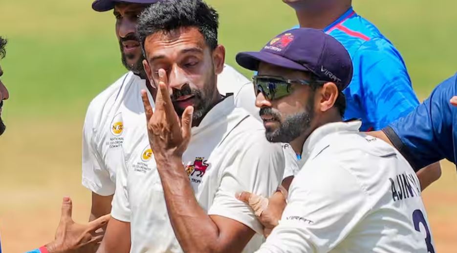 गेंद पर लगाया थूक तो एक्शन लेगी BCCI, बदल गए हैं क्रिकेट के ये नियम