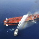 समुद्र के बीच खार्ग आइलैंड पर स्थित तेल टर्मिनल से तेल लोड करते टैंकर, जहां से ईरान तेल निर्यात जारी है।