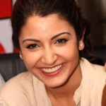 इस तस्वीर में अनुष्का शर्मा अपने नए लुक में नजर आ रही हैं, जो उनके कमबैक प्रोजेक्ट से जुड़ा बताया जा रहा है।