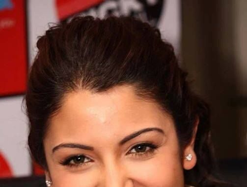 इस तस्वीर में अनुष्का शर्मा अपने नए लुक में नजर आ रही हैं, जो उनके कमबैक प्रोजेक्ट से जुड़ा बताया जा रहा है।