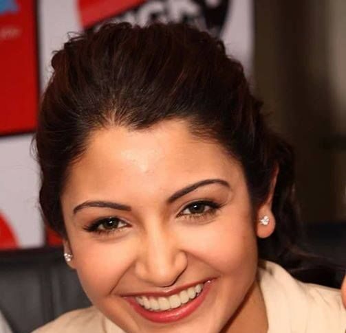 इस तस्वीर में अनुष्का शर्मा अपने नए लुक में नजर आ रही हैं, जो उनके कमबैक प्रोजेक्ट से जुड़ा बताया जा रहा है।