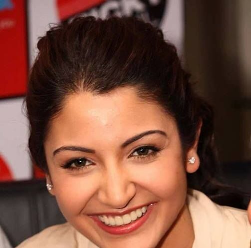 इस तस्वीर में अनुष्का शर्मा अपने नए लुक में नजर आ रही हैं, जो उनके कमबैक प्रोजेक्ट से जुड़ा बताया जा रहा है।