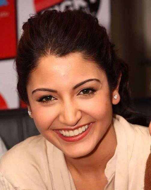 इस तस्वीर में अनुष्का शर्मा अपने नए लुक में नजर आ रही हैं, जो उनके कमबैक प्रोजेक्ट से जुड़ा बताया जा रहा है।