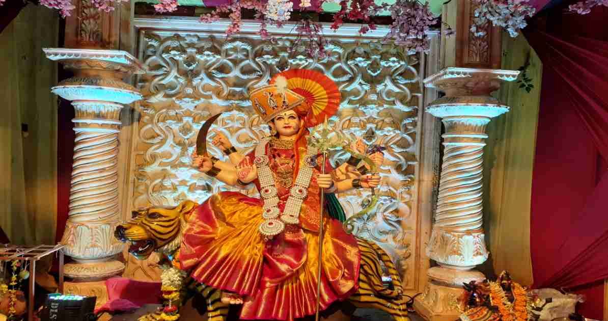 तिमारपुर दिल्ली में आयोजित नवरात्रोत्सव 2026 के दौरान माता दुर्गा की पूजा और भक्ति का माहौल दर्शाता चित्र।