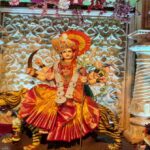 तिमारपुर दिल्ली में आयोजित नवरात्रोत्सव 2026 के दौरान माता दुर्गा की पूजा और भक्ति का माहौल दर्शाता चित्र।