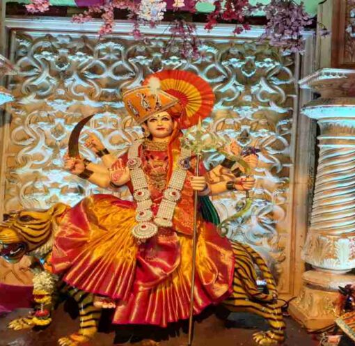 तिमारपुर दिल्ली में आयोजित नवरात्रोत्सव 2026 के दौरान माता दुर्गा की पूजा और भक्ति का माहौल दर्शाता चित्र।