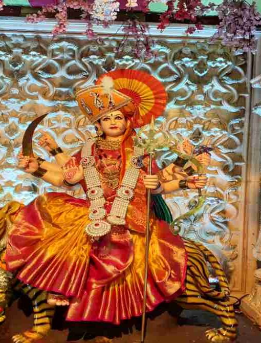 तिमारपुर दिल्ली में आयोजित नवरात्रोत्सव 2026 के दौरान माता दुर्गा की पूजा और भक्ति का माहौल दर्शाता चित्र।