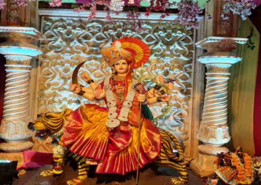 तिमारपुर दिल्ली में आयोजित नवरात्रोत्सव 2026 के दौरान माता दुर्गा की पूजा और भक्ति का माहौल दर्शाता चित्र।