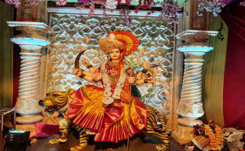 तिमारपुर दिल्ली में आयोजित नवरात्रोत्सव 2026 के दौरान माता दुर्गा की पूजा और भक्ति का माहौल दर्शाता चित्र।