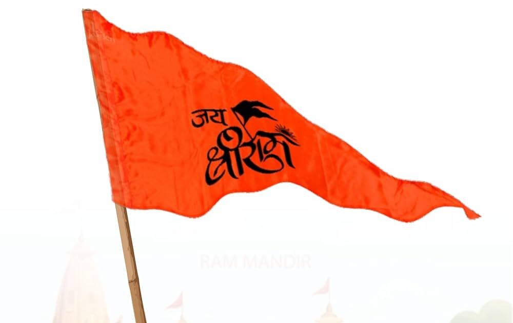 राम दरबार की मूर्ति के सामने श्रद्धालु पूजा करते हुए, रामनवमी का धार्मिक माहौल