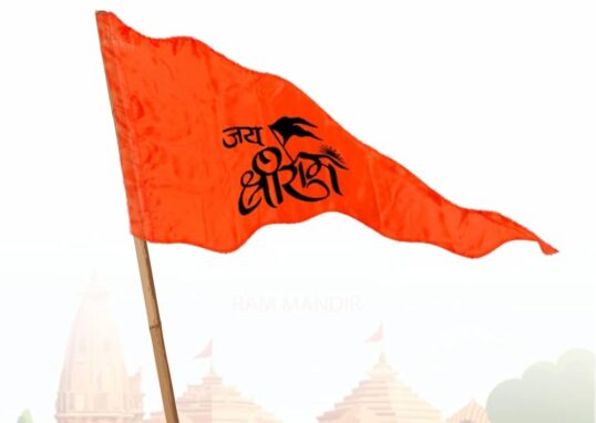 राम दरबार की मूर्ति के सामने श्रद्धालु पूजा करते हुए, रामनवमी का धार्मिक माहौल