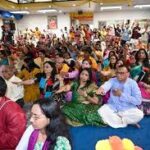 मंदिर परिसर में राम नवमी उत्सव के दौरान भजन-कीर्तन, हवन और भंडारे में शामिल भक्तों का दृश्य।