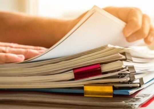 भारत के सुप्रीम कोर्ट की इमारत और कोर्ट कार्यवाही का दृश्य