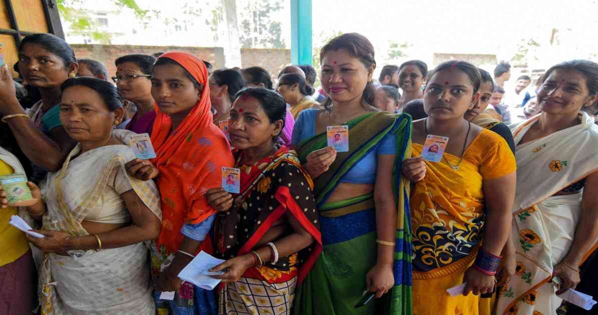 मतदान केंद्र पर वोट डालने के लिए खड़े लोग, लोकतांत्रिक भागीदारी का प्रतीक