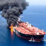 तेल के बैरल, ग्लोबल मार्केट चार्ट और बढ़ती कीमतों को दर्शाता प्रतीकात्मक दृश्य