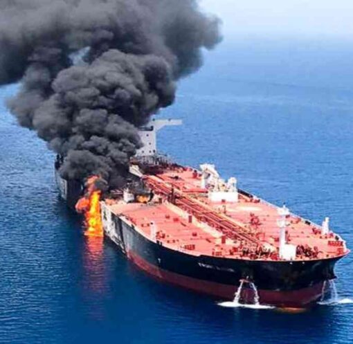 तेल के बैरल, ग्लोबल मार्केट चार्ट और बढ़ती कीमतों को दर्शाता प्रतीकात्मक दृश्य