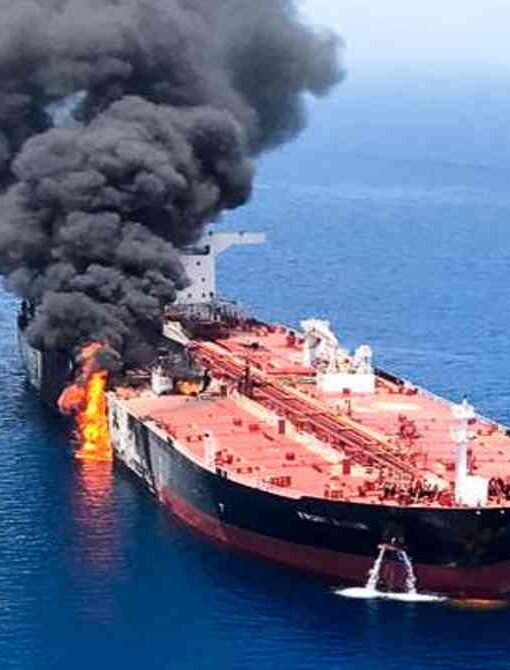 तेल के बैरल, ग्लोबल मार्केट चार्ट और बढ़ती कीमतों को दर्शाता प्रतीकात्मक दृश्य