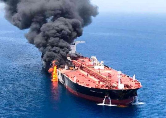 तेल के बैरल, ग्लोबल मार्केट चार्ट और बढ़ती कीमतों को दर्शाता प्रतीकात्मक दृश्य