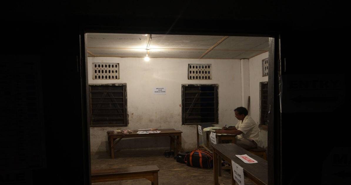 कोलकाता के एक मतदान केंद्र में बिजली न होने के कारण अंधेरा और सीमित रोशनी का दृश्य