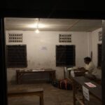 कोलकाता के एक मतदान केंद्र में बिजली न होने के कारण अंधेरा और सीमित रोशनी का दृश्य