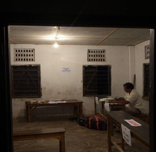 कोलकाता के एक मतदान केंद्र में बिजली न होने के कारण अंधेरा और सीमित रोशनी का दृश्य