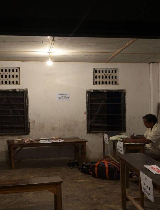 कोलकाता के एक मतदान केंद्र में बिजली न होने के कारण अंधेरा और सीमित रोशनी का दृश्य