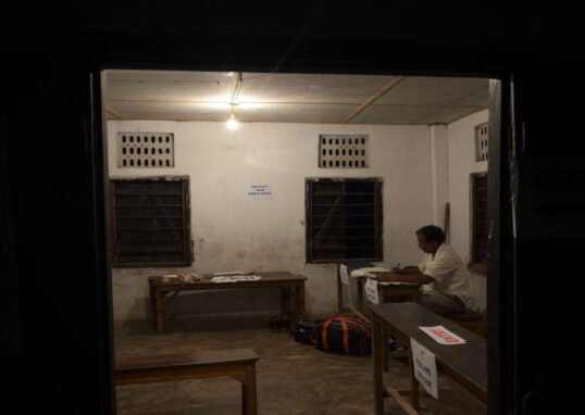 कोलकाता के एक मतदान केंद्र में बिजली न होने के कारण अंधेरा और सीमित रोशनी का दृश्य