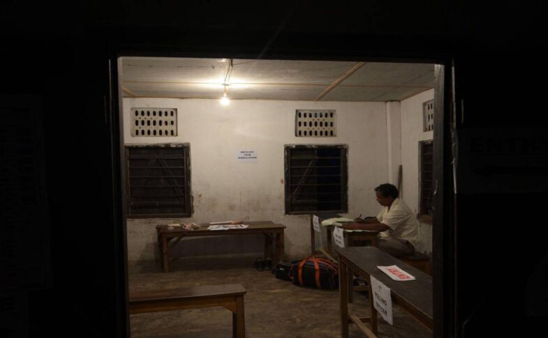 कोलकाता के एक मतदान केंद्र में बिजली न होने के कारण अंधेरा और सीमित रोशनी का दृश्य