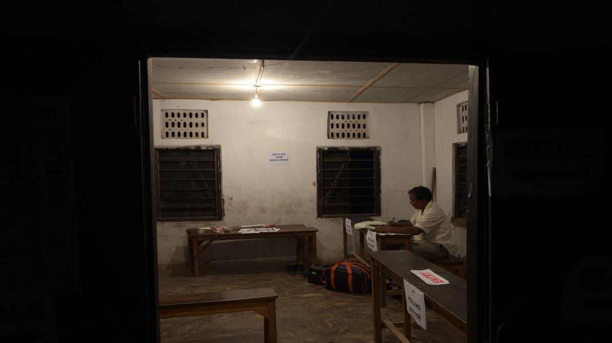 कोलकाता चुनाव बूथ बिजली संकट | 100 से ज्यादा बूथों पर अंधेरा, आयोग सख्त