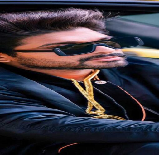 अल्लू अर्जुन का स्टाइलिश और पावरफुल लुक, जो उनकी सुपरस्टार छवि को दर्शाता है