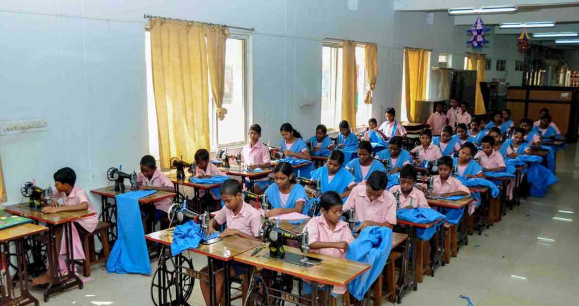 कक्षा में पढ़ते छात्र, डिजिटल बोर्ड और मल्टी-लैंग्वेज लर्निंग का प्रतीकात्मक दृश्य