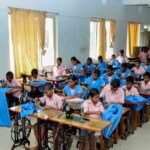 कक्षा में पढ़ते छात्र, डिजिटल बोर्ड और मल्टी-लैंग्वेज लर्निंग का प्रतीकात्मक दृश्य