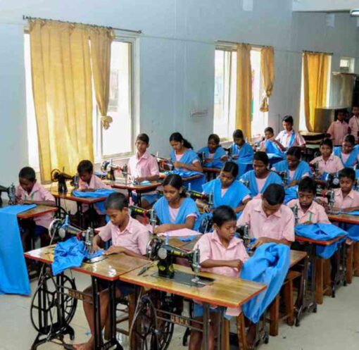 कक्षा में पढ़ते छात्र, डिजिटल बोर्ड और मल्टी-लैंग्वेज लर्निंग का प्रतीकात्मक दृश्य