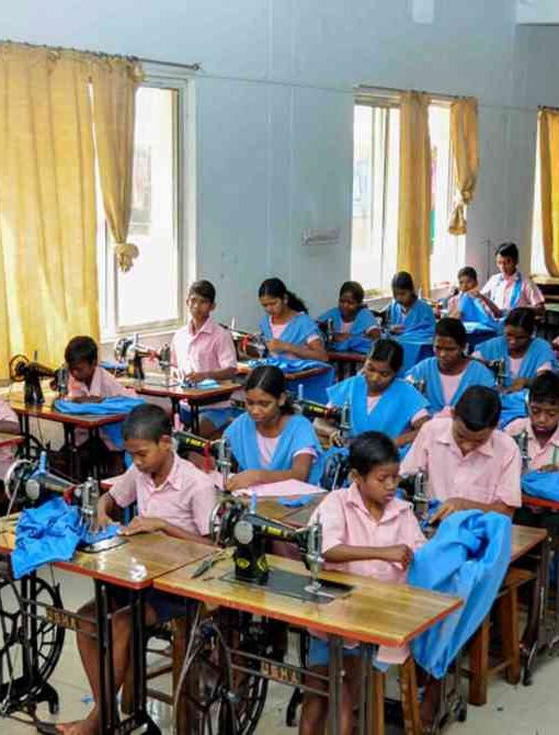 कक्षा में पढ़ते छात्र, डिजिटल बोर्ड और मल्टी-लैंग्वेज लर्निंग का प्रतीकात्मक दृश्य