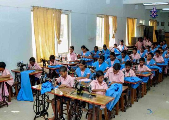 कक्षा में पढ़ते छात्र, डिजिटल बोर्ड और मल्टी-लैंग्वेज लर्निंग का प्रतीकात्मक दृश्य