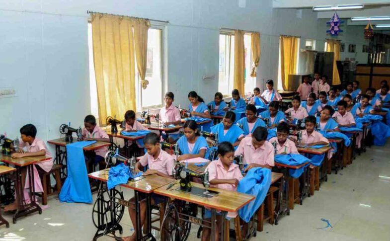 कक्षा में पढ़ते छात्र, डिजिटल बोर्ड और मल्टी-लैंग्वेज लर्निंग का प्रतीकात्मक दृश्य