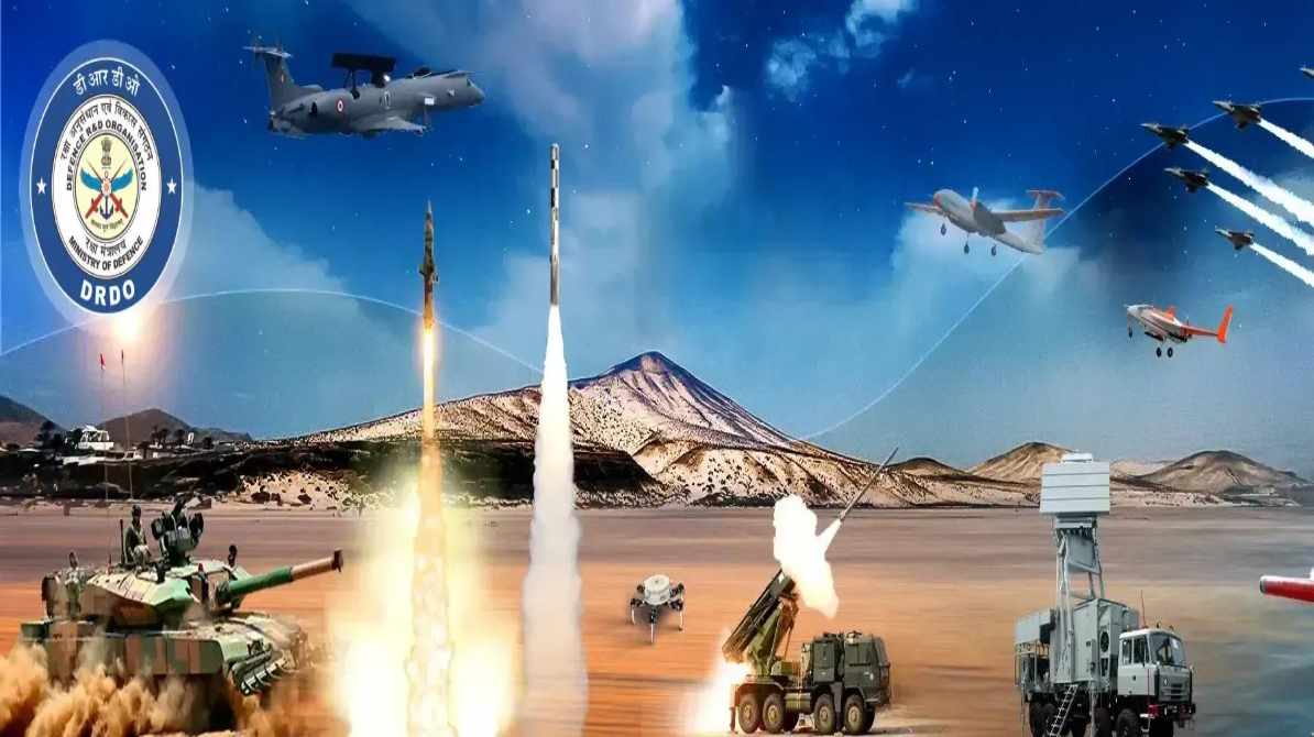 सरकारी नौकरी की तैयारी करते छात्र और बैंक व लैब से जुड़ा विजुअल