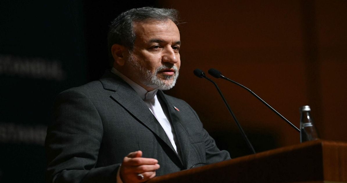 मध्य पूर्व में बढ़ते तनाव को दिखाता दृश्य, जहां ईरान और अमेरिका के बीच बातचीत संकट में है