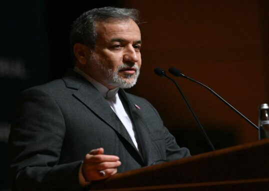 मध्य पूर्व में बढ़ते तनाव को दिखाता दृश्य, जहां ईरान और अमेरिका के बीच बातचीत संकट में है