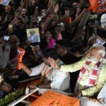 यह तस्वीर बंगाल चुनाव 2026 के दौरान आयोजित एक बड़ी चुनावी रैली को दर्शाती है, जिसमें नेताओं और जनता की भारी भागीदारी नजर आ रही है।