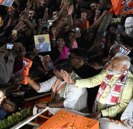 यह तस्वीर बंगाल चुनाव 2026 के दौरान आयोजित एक बड़ी चुनावी रैली को दर्शाती है, जिसमें नेताओं और जनता की भारी भागीदारी नजर आ रही है।