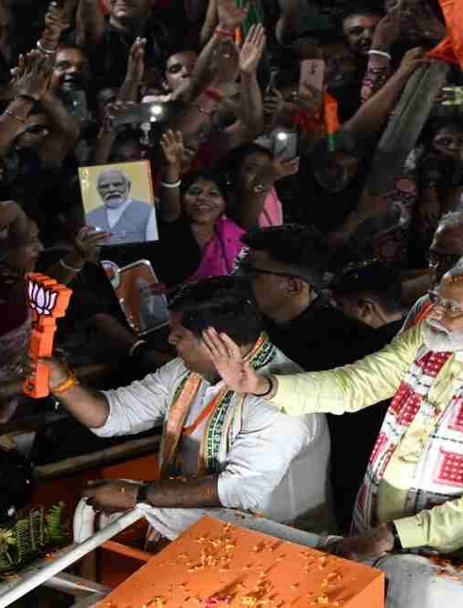 यह तस्वीर बंगाल चुनाव 2026 के दौरान आयोजित एक बड़ी चुनावी रैली को दर्शाती है, जिसमें नेताओं और जनता की भारी भागीदारी नजर आ रही है।