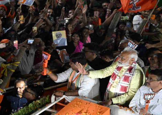 यह तस्वीर बंगाल चुनाव 2026 के दौरान आयोजित एक बड़ी चुनावी रैली को दर्शाती है, जिसमें नेताओं और जनता की भारी भागीदारी नजर आ रही है।