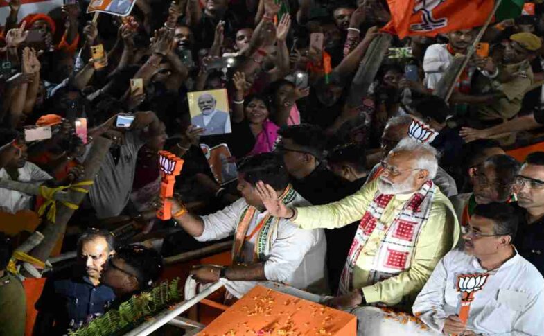 यह तस्वीर बंगाल चुनाव 2026 के दौरान आयोजित एक बड़ी चुनावी रैली को दर्शाती है, जिसमें नेताओं और जनता की भारी भागीदारी नजर आ रही है।