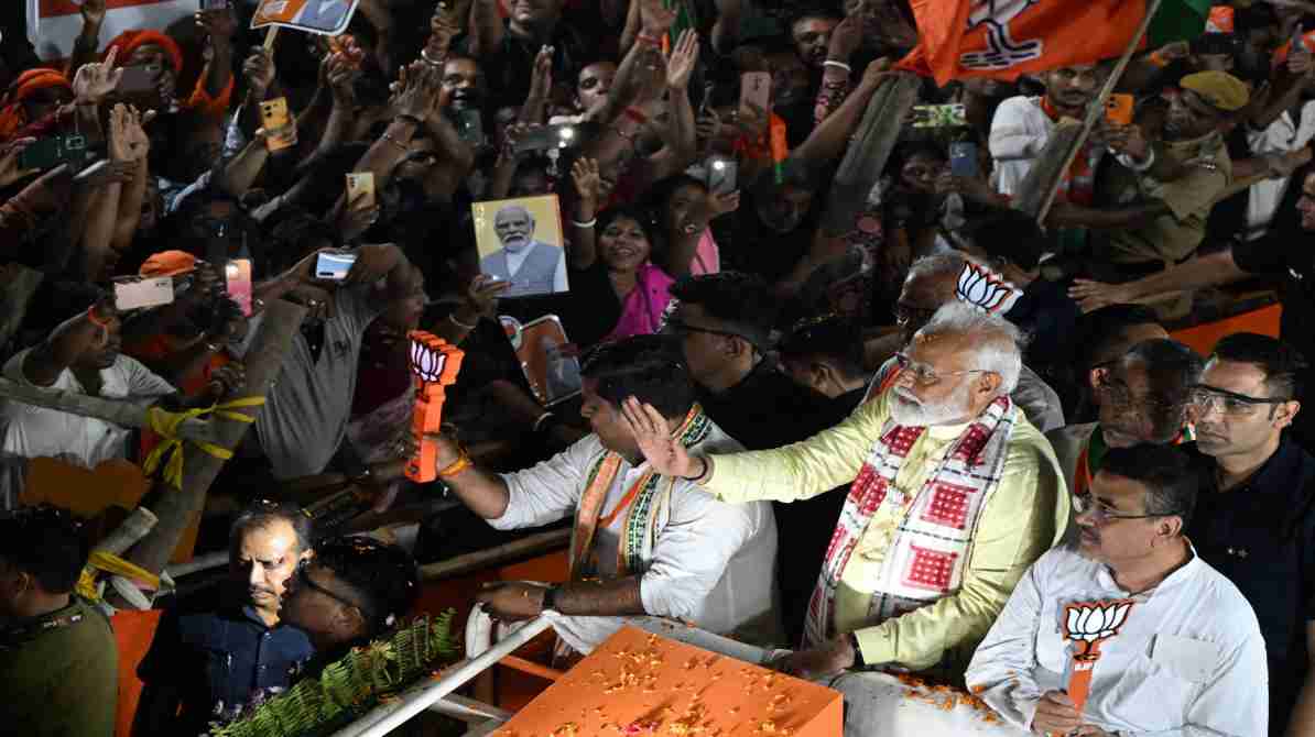 यह तस्वीर बंगाल चुनाव 2026 के दौरान आयोजित एक बड़ी चुनावी रैली को दर्शाती है, जिसमें नेताओं और जनता की भारी भागीदारी नजर आ रही है।