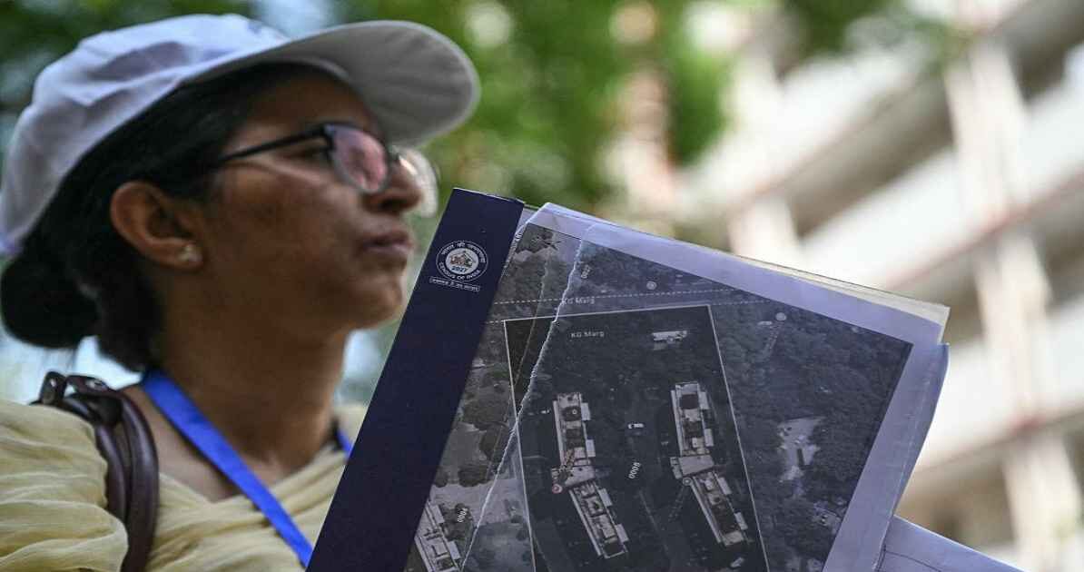 एक सरकारी टीम घर के बाहर खड़ी होकर मोबाइल के जरिए जनगणना 2026 सवाल पूछते हुए डेटा दर्ज कर रही है।