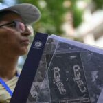 एक सरकारी टीम घर के बाहर खड़ी होकर मोबाइल के जरिए जनगणना 2026 सवाल पूछते हुए डेटा दर्ज कर रही है।