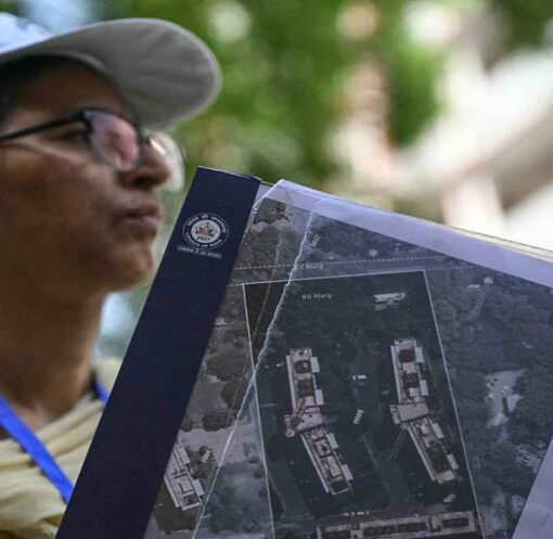 एक सरकारी टीम घर के बाहर खड़ी होकर मोबाइल के जरिए जनगणना 2026 सवाल पूछते हुए डेटा दर्ज कर रही है।