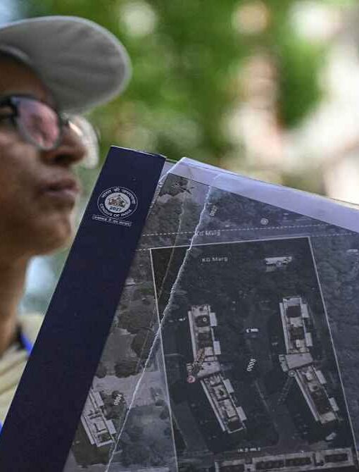 एक सरकारी टीम घर के बाहर खड़ी होकर मोबाइल के जरिए जनगणना 2026 सवाल पूछते हुए डेटा दर्ज कर रही है।