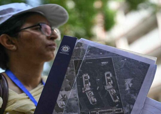 एक सरकारी टीम घर के बाहर खड़ी होकर मोबाइल के जरिए जनगणना 2026 सवाल पूछते हुए डेटा दर्ज कर रही है।